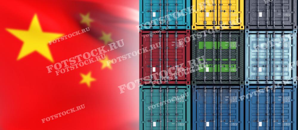 На изображении представлены цветные контейнеры для грузоперевозок, выстроенные в ряд, на фоне развевающегося флага Китая. Это символизирует масштабные международные торговые операции и экспорт из Китая. Фотография подчеркивает роль Китая в мировой торговле и логистике.